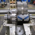 Innenleben eines montierten Kegelstrinradgetriebes WGW KS6 mit dukumentierten Tragbildern der Zahnflanken