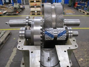 Innenleben eines montierten Kegelstrinradgetriebes WGW KS6 mit dukumentierten Tragbildern der Zahnflanken