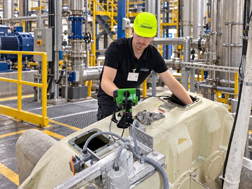 Getriebeendoskopie im Rahmen einer von momac vor Ort durchgeführten Getriebeinspektion zur frühen Erkennung von beginnenden Getriebeschäden